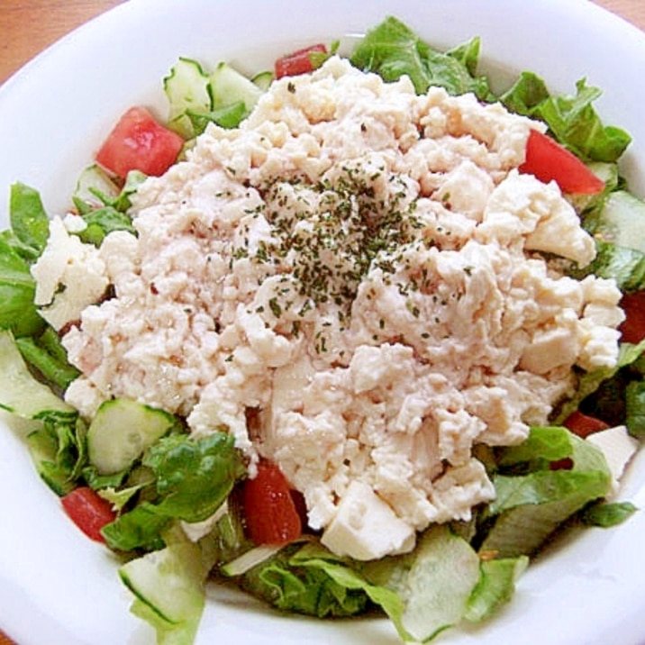 こんな水切りで豆腐サラダ♪(薄っすらピンク色)